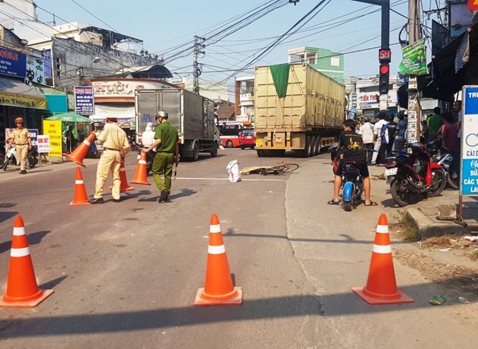 Người phụ nữ đi xe đạp tử vong dưới bánh xe container - 1 Người phụ nữ đi xe đạp tử vong dưới bánh xe container - 1