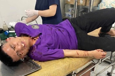 Nhân chứng kể vụ tài xế, phụ xe khách bị hành hung sau va chạm