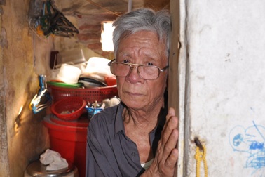 40 năm chăm con bại não, bố khóc cạn nước mắt rồi con ơi!