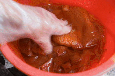 Quán sứa đỏ lạ lùng 70 năm tuổi, chỉ 1m2 mà đón trăm khách/ngày