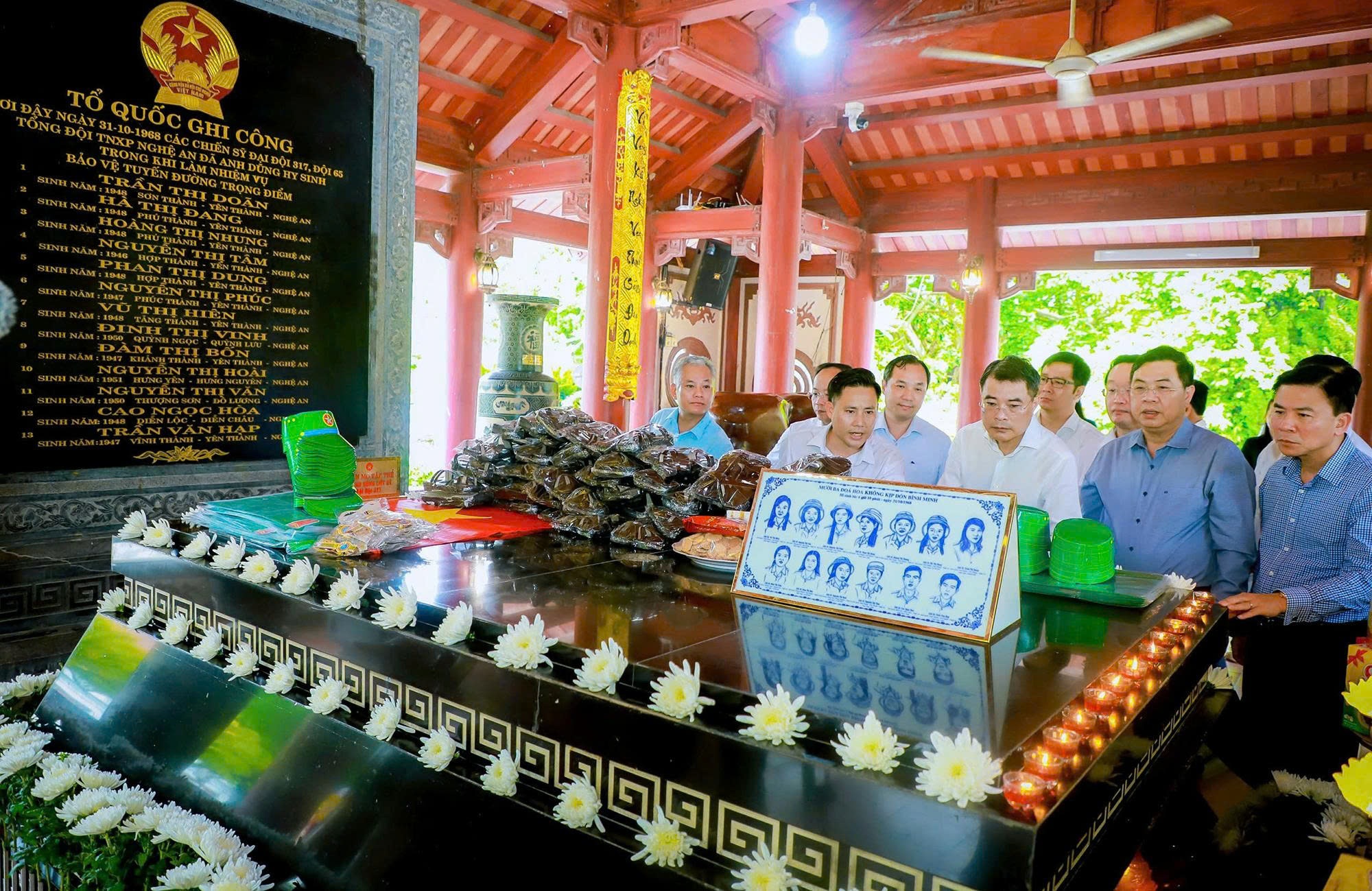 Trưởng ban Tổ chức Trung ương dâng hương tại nhiều địa chỉ đỏ dịp 27/7 - 2 Trưởng ban Tổ chức Trung ương dâng hương tại nhiều địa chỉ đỏ dịp 27/7 - 2