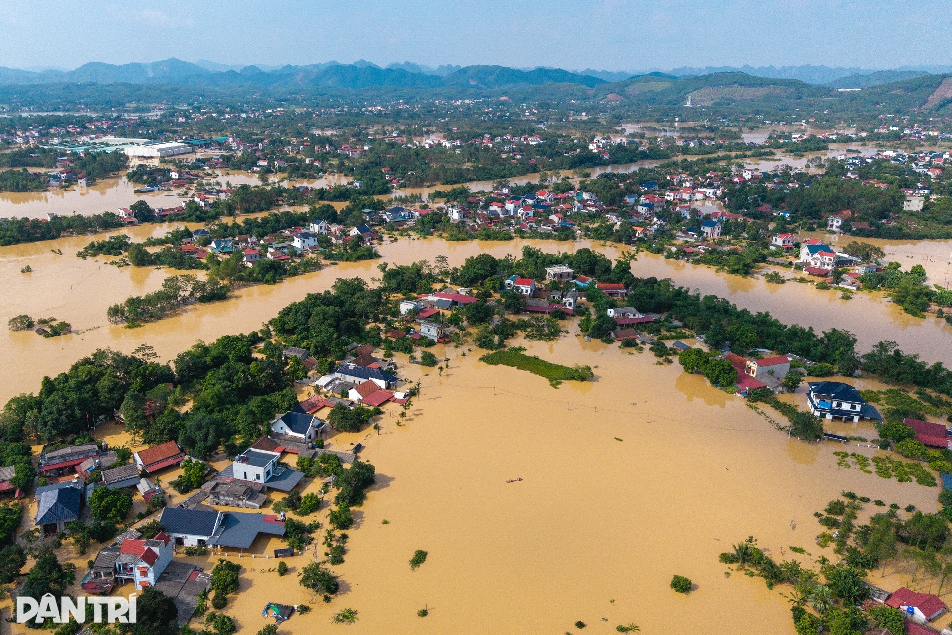 Khung cảnh xót xa với những mái nhà chìm sâu dưới dòng nước lũ - 6