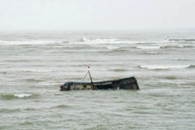 Tàu đánh cá chở 7 ngư dân chìm trên biển được ứng cứu kịp thời