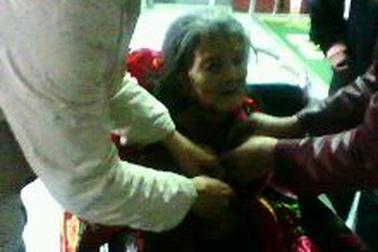 Cụ bà bỏng nặng vì ngã vào bếp than sưởi ấm