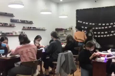 Cuối năm “vỡ trận”, vợ chồng chủ tiệm làm móng “chê” tiền tắt điện thoại