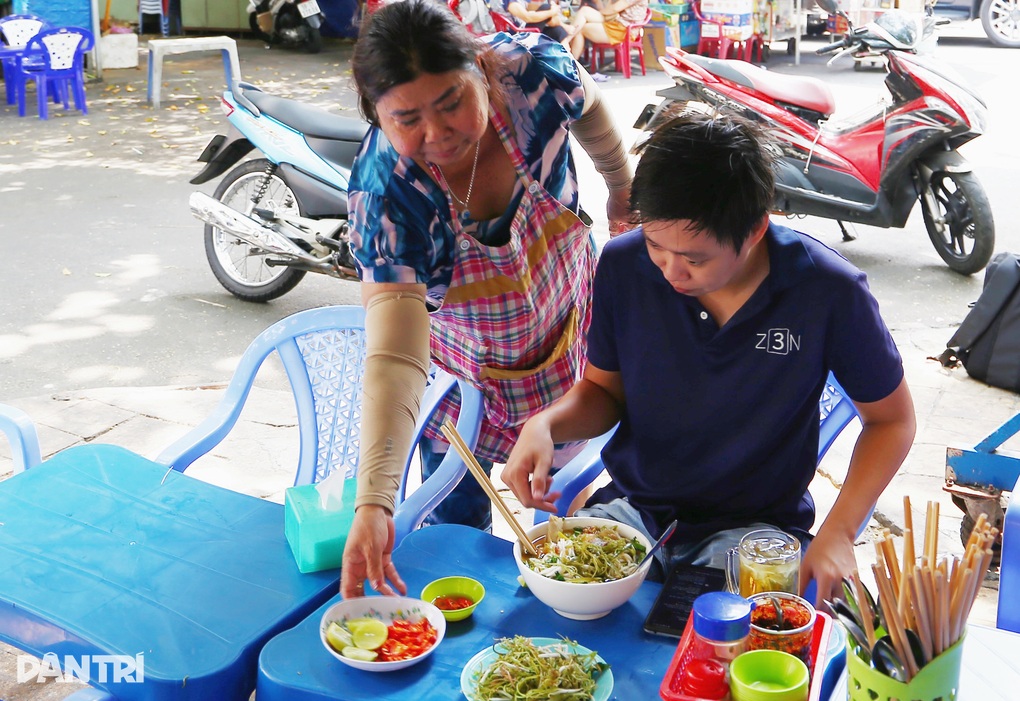Được vua đầu bếp Mỹ ghé thăm, quán vỉa hè TPHCM nổi tiếng thế giới - 3 Được vua đầu bếp Mỹ ghé thăm, quán vỉa hè TPHCM nổi tiếng thế giới - 3