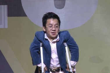 Chàng trai cao 90cm từng chinh phục Fansipan bằng đôi nạng gỗ