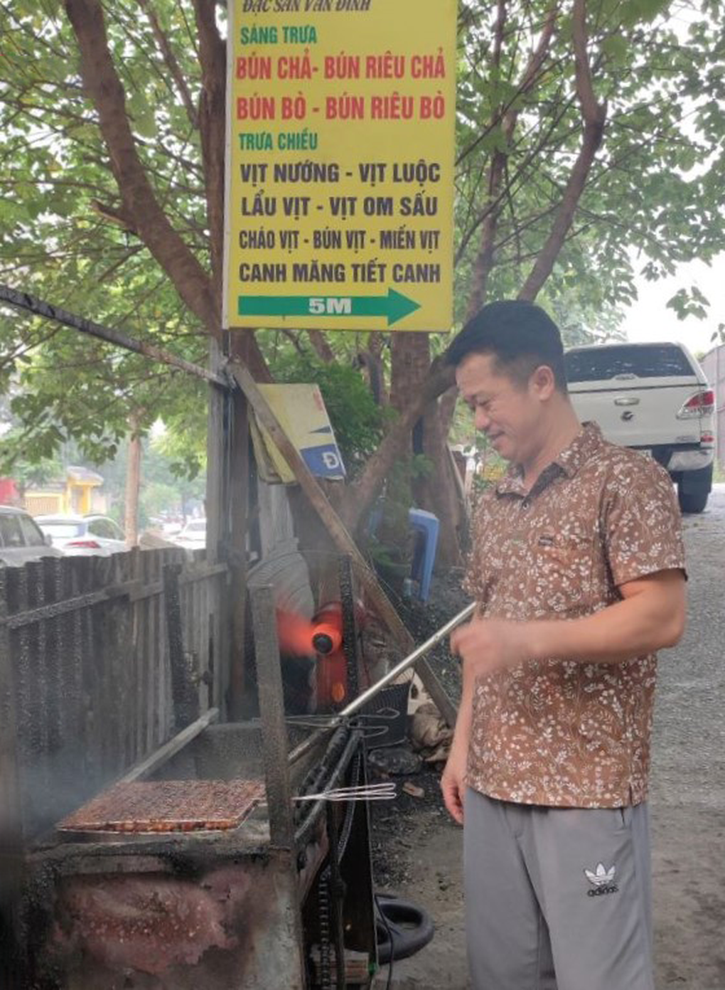15 năm mắc ung thư: Ông bố Hà Nội bán vịt nướng, nuôi 2 con đỗ đại học - 2 15 năm mắc ung thư: Ông bố Hà Nội bán vịt nướng, nuôi 2 con đỗ đại học - 2