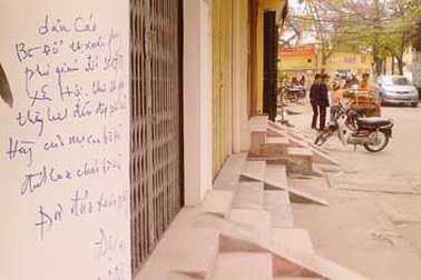 Viết bậy lên tường “khủng bố” một phó giám đốc sở