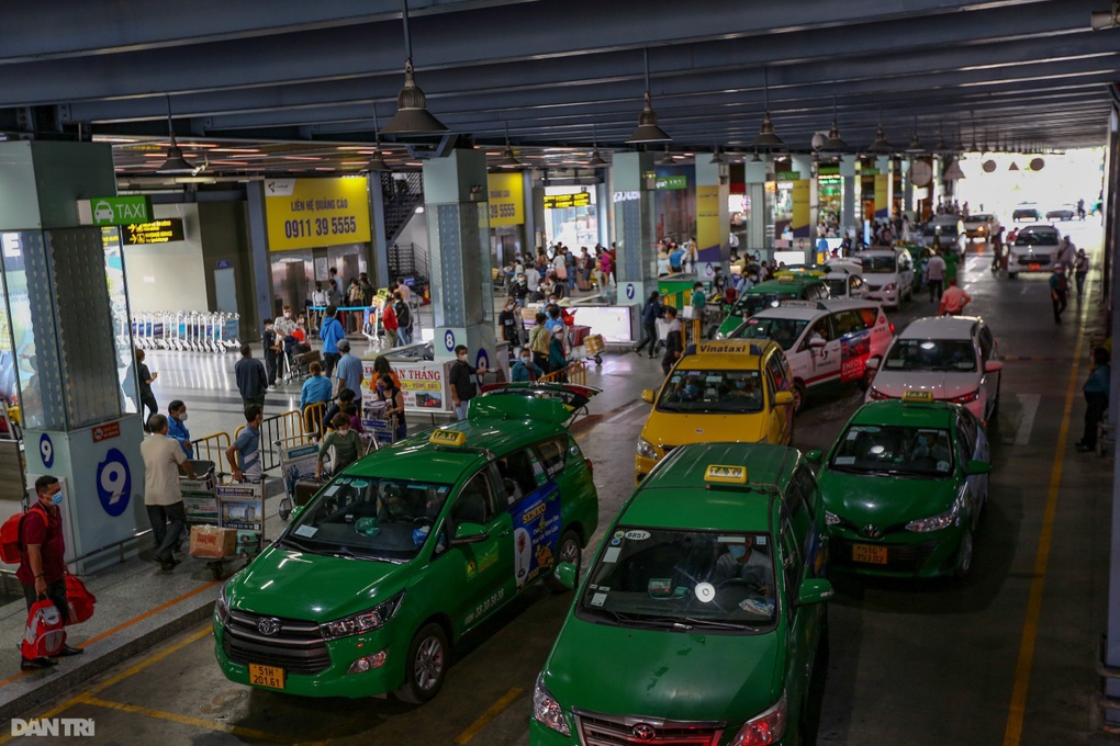 Taxi vào sân bay Tân Sơn Nhất sắp phải trả thêm phí: Trăm dâu đổ đầu khách? - 1 Taxi vào sân bay Tân Sơn Nhất sắp phải trả thêm phí: Trăm dâu đổ đầu khách? - 1