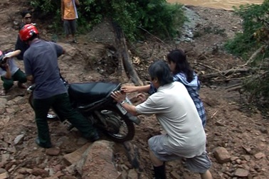 Kinh hoàng sạt lở miền Tây xứ Nghệ