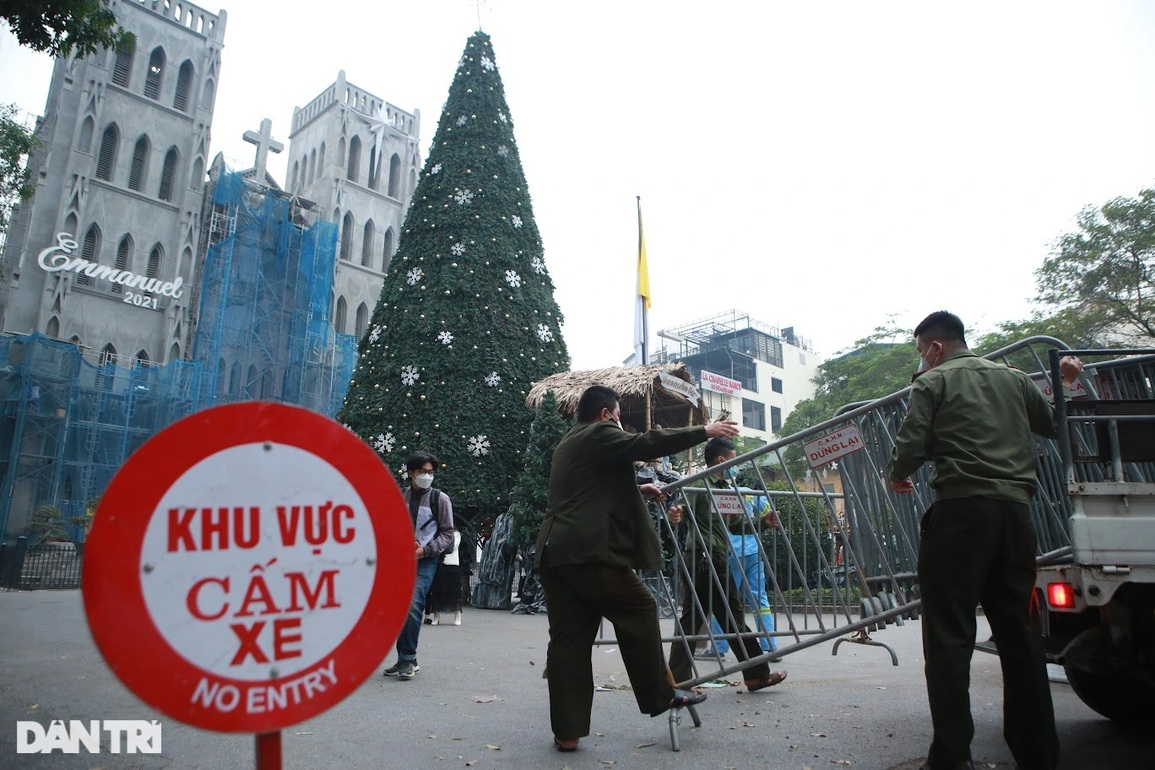 Cận cảnh 10 chốt chặn quanh Nhà thờ Lớn đêm Noel - 3 Cận cảnh 10 chốt chặn quanh Nhà thờ Lớn đêm Noel - 3