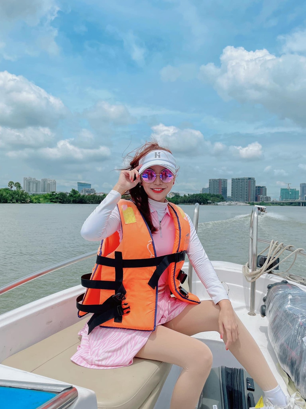 MC Hải Anh khoe nhan sắc rạng rỡ trên sân golf - 6 MC Hải Anh khoe nhan sắc rạng rỡ trên sân golf - 6
