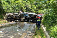 Xe bồn chở xăng, dầu lật chắn ngang đường quốc lộ