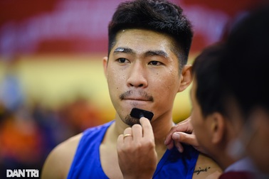 Võ sĩ buộc rời sàn đấu để... đi cạo râu