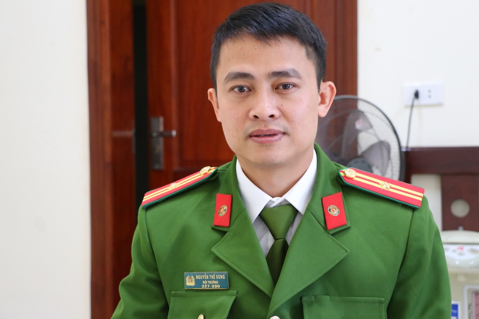 15 giây sinh tử của thiếu tá công an cứu cô gái định nhảy từ tầng 25 - 6 15 giây sinh tử của thiếu tá công an cứu cô gái định nhảy từ tầng 25 - 6