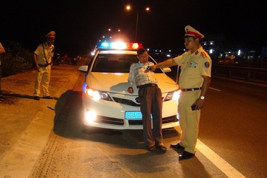 Lái xe say rượu, chửi bới, chống đối lực lượng CSGT