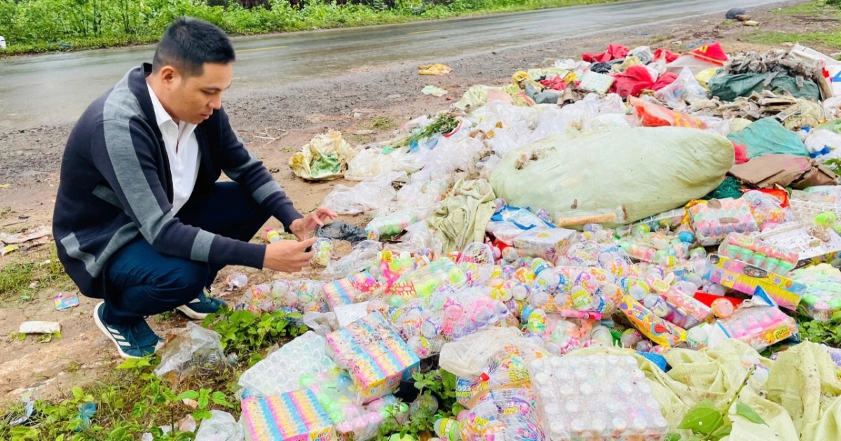 Chỉ đạo điều tra vụ bánh kẹo, đồ chơi nhãn mác lạ chất đống dọc đường