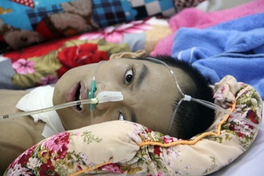 Cha nghèo bất lực nhìn con trai bé bỏng chết dần nơi bệnh viện