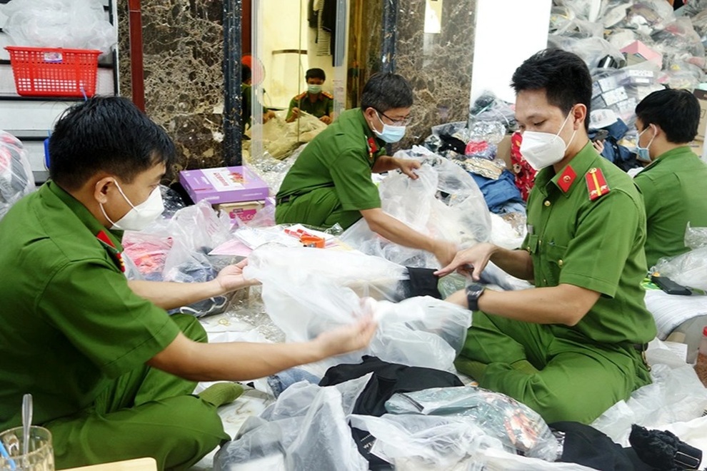 Phát hiện, tạm giữ trên 14.400 sản phẩm nghi nhập lậu tại An Giang - 1 Phát hiện, tạm giữ trên 14.400 sản phẩm nghi nhập lậu tại An Giang - 1