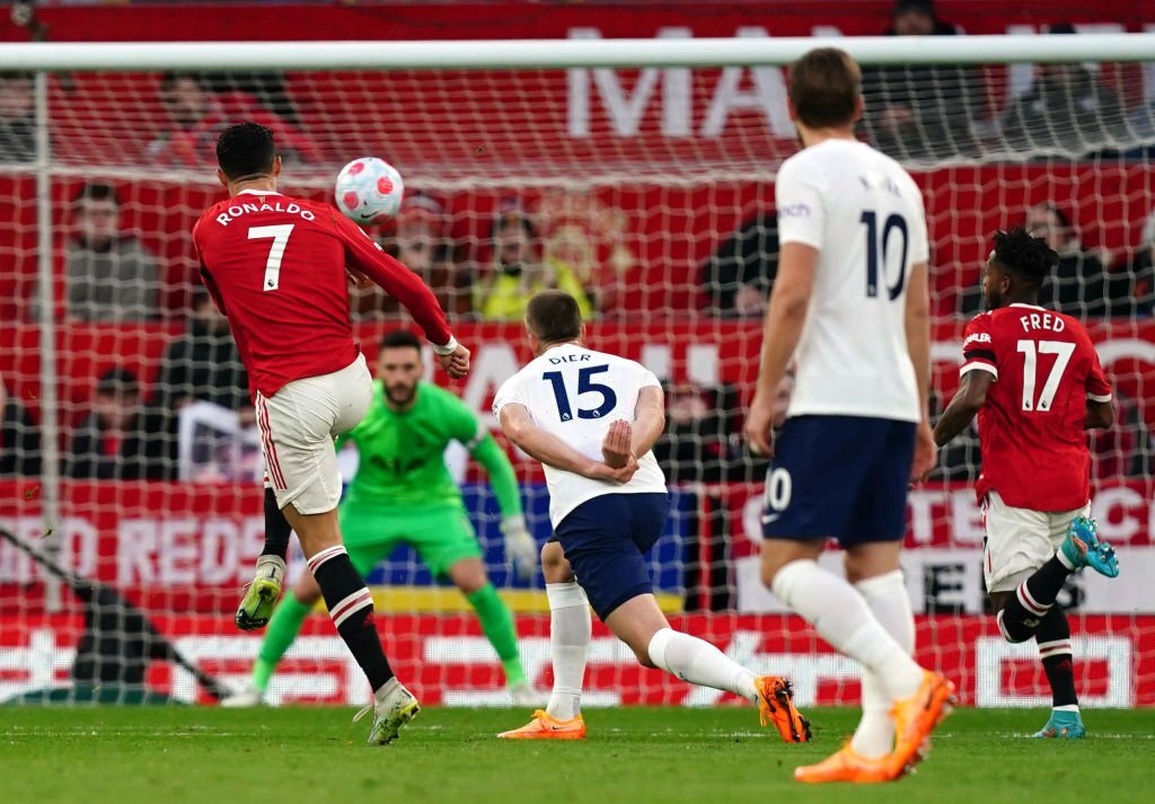 Ronaldo lập hat-trick siêu đỉnh, Man Utd hạ gục Tottenham - 3 Ronaldo lập hat-trick siêu đỉnh, Man Utd hạ gục Tottenham - 3