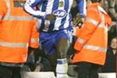 Cúp Liên đoàn: Roberts nhấn chìm Arsenal