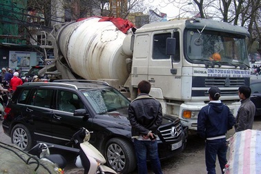 Xe trộn bê tông “đè” xe con, tắc đường kéo dài