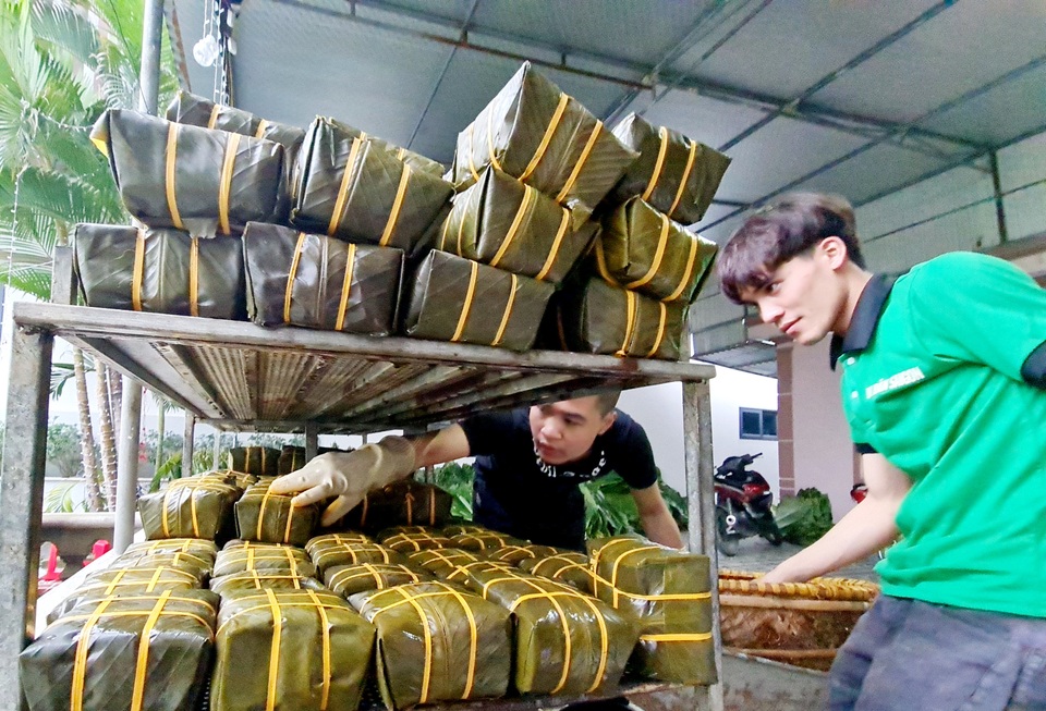 Ghi ở làng bánh chưng xanh thành Vinh thâu đêm phục vụ Tết - 13 Ghi ở làng bánh chưng xanh thành Vinh thâu đêm phục vụ Tết - 13