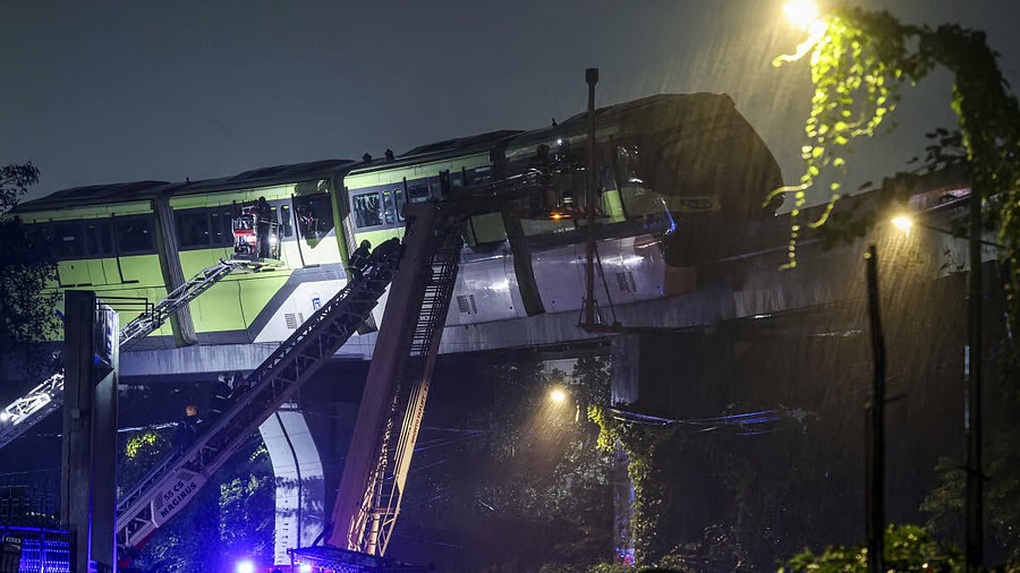 Tàu chở 582 khách bị ngắt điện dưới mưa, hàng chục người ngạt thở cầu cứu - 1 Tàu chở 582 khách bị ngắt điện dưới mưa, hàng chục người ngạt thở cầu cứu - 1