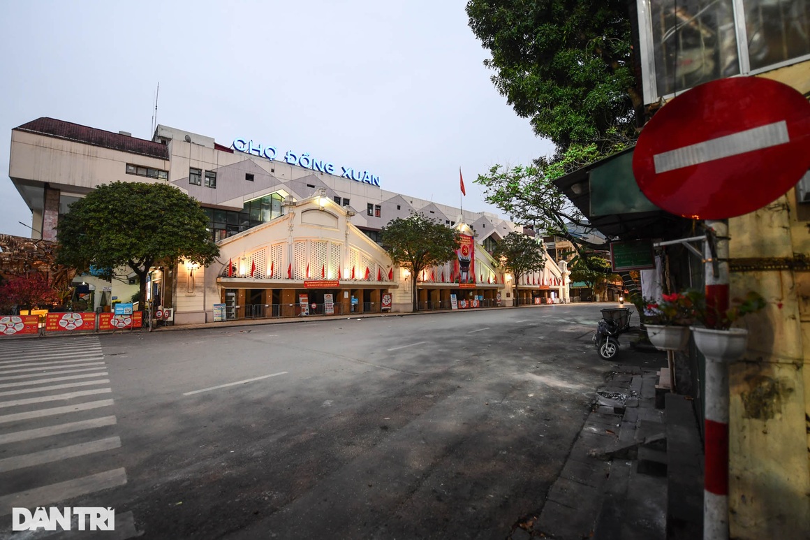 Hà Nội tĩnh mịch, vắng vẻ trong buổi sáng mùng 1 Tết - 3 Hà Nội tĩnh mịch, vắng vẻ trong buổi sáng mùng 1 Tết - 3