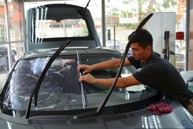 Lệnh cách ly xã hội gây khó cho nghề dán kính ô tô ở Malaysia