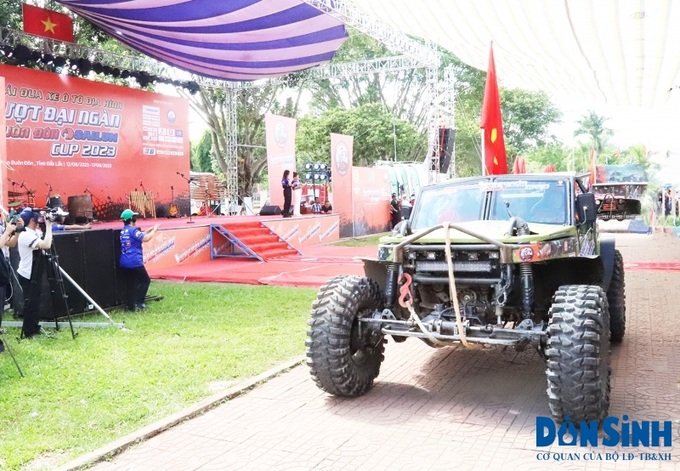 Xe chuẩn bị vào đường đua diễu hành qua lễ đài tại lễ khai mạc tại huyện Buôn Đôn