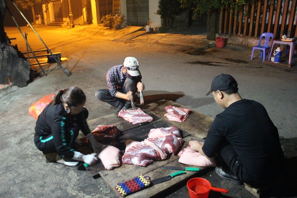 Đặc sản thịt bọc đòn tre, nướng trên than suốt 4 tiếng ở ngôi làng cổ - 2 Đặc sản thịt bọc đòn tre, nướng trên than suốt 4 tiếng ở ngôi làng cổ - 2