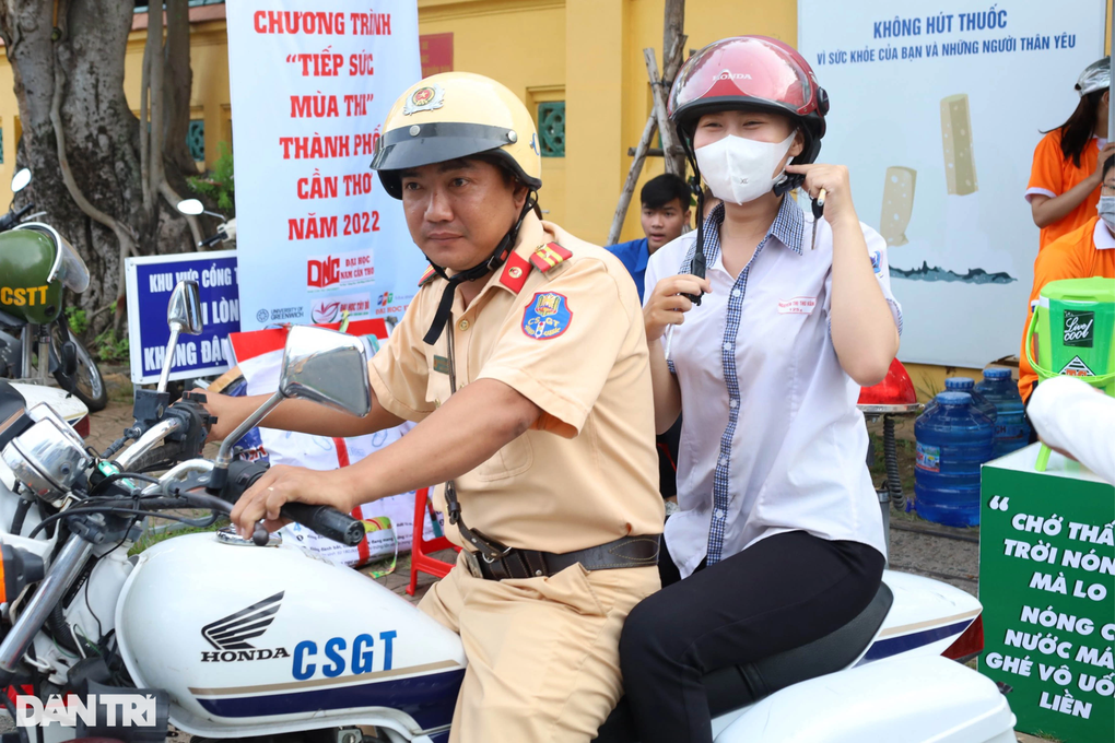 CSGT lái xe đặc chủng chạy hàng chục km chở thí sinh về nhà lấy giấy dự thi - 2 CSGT lái xe đặc chủng chạy hàng chục km chở thí sinh về nhà lấy giấy dự thi - 2