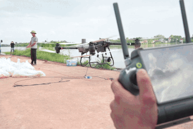 Drone vượt biển nước tiếp tế hơn 1 tấn hàng vào rốn lũ