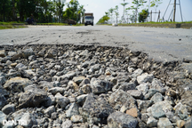 Đường trăm tỷ ở cửa ngõ thành phố lồi lõm, "bẫy" người đi đường