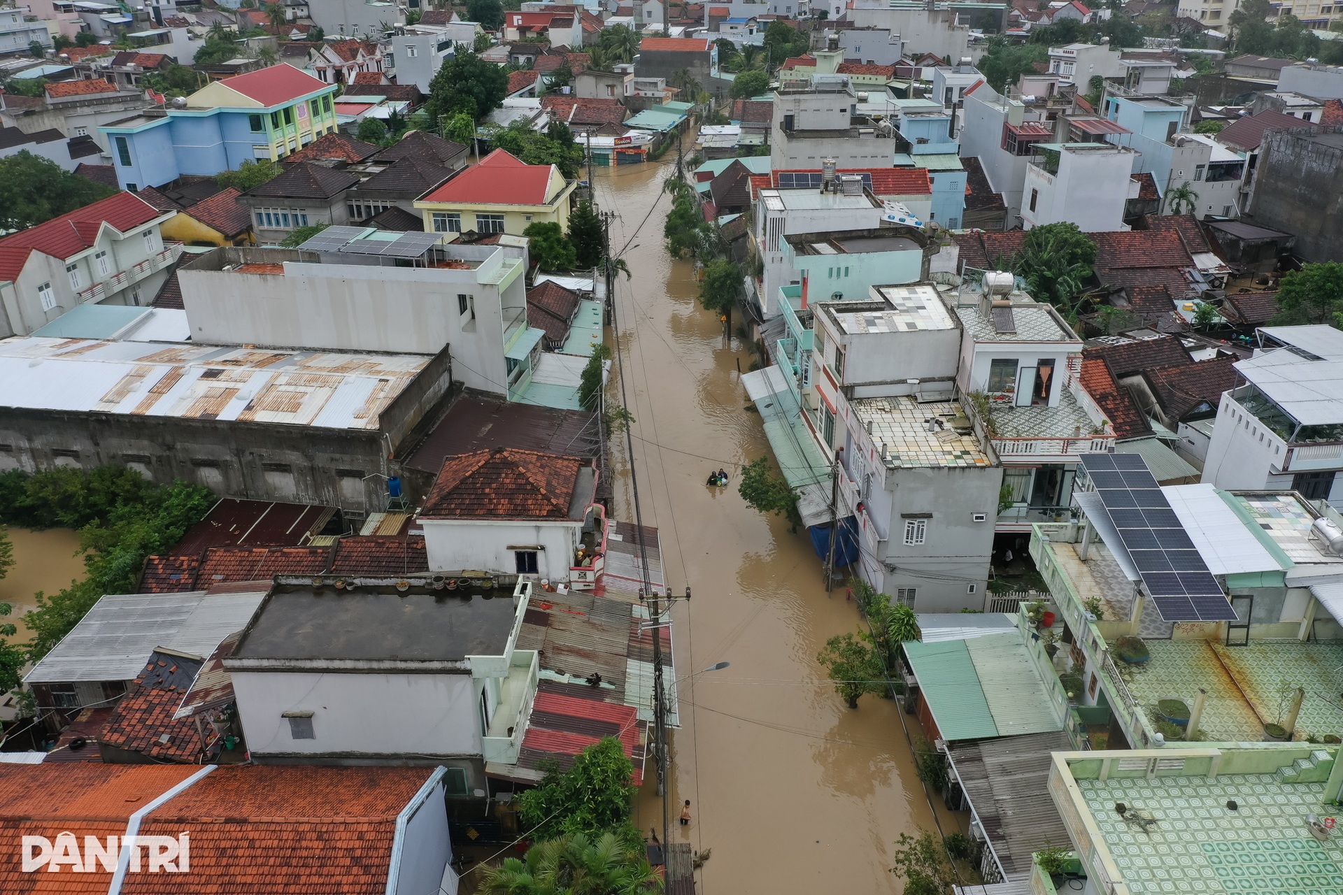 Ngày thứ ba vùng lũ Phú Yên oằn mình giữa biển nước mênh mông - 5