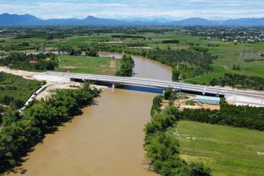 Cầu đã nối nhưng dân phải đi “lụi” vì sự đối lập hai bờ sông