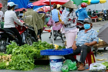 Đìu hiu chợ tạm công nhân mùa Covid-19