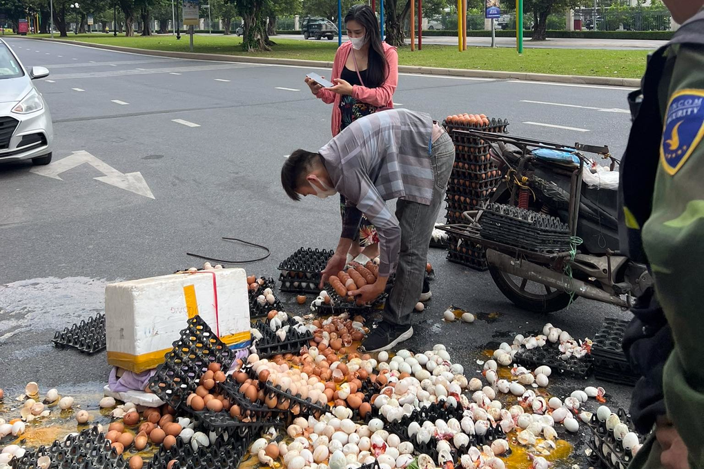 Điều bất ngờ sau bức ảnh xe chở trứng vỡ tan tành gây sốt mạng ở Hà Nội - 2 Điều bất ngờ sau bức ảnh xe chở trứng vỡ tan tành gây sốt mạng ở Hà Nội - 2