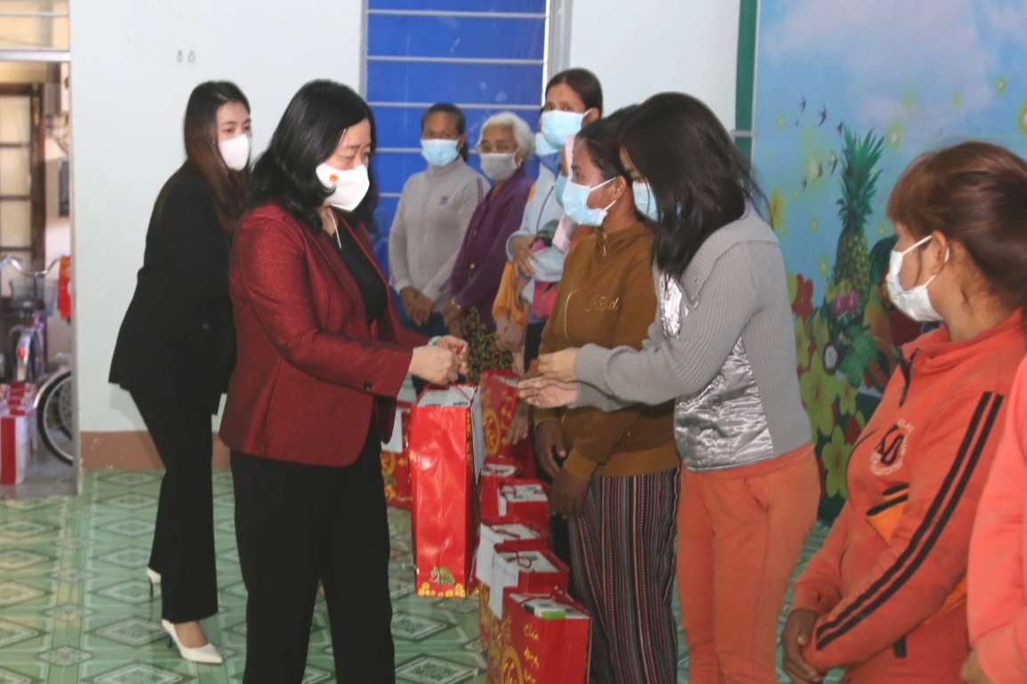 Đoàn công tác của Ban Bí thư TƯ Đảng tặng quà Tết vùng biên giới - 1 Đoàn công tác của Ban Bí thư TƯ Đảng tặng quà Tết vùng biên giới - 1