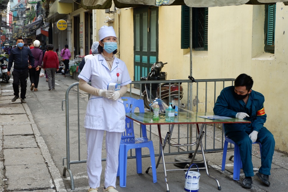 Chống Covid-19: “Phố chợ” kẻ vạch an toàn 2m, không bán cho người vi phạm - 5 Chống Covid-19: “Phố chợ” kẻ vạch an toàn 2m, không bán cho người vi phạm - 5