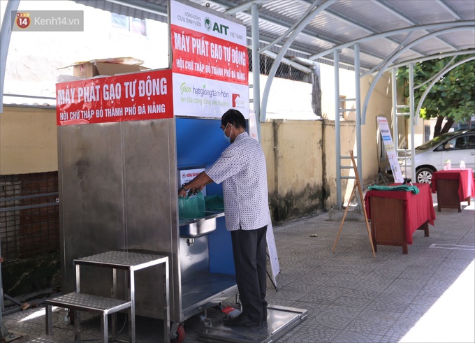 ATM gạo đầu tiên ứng dụng trí tuệ nhân tạo tại Đà Nẵng: Gọi điện hẹn trước 30 phút, nhận diện đúng người nghèo mới nhả gạo - Ảnh 1.