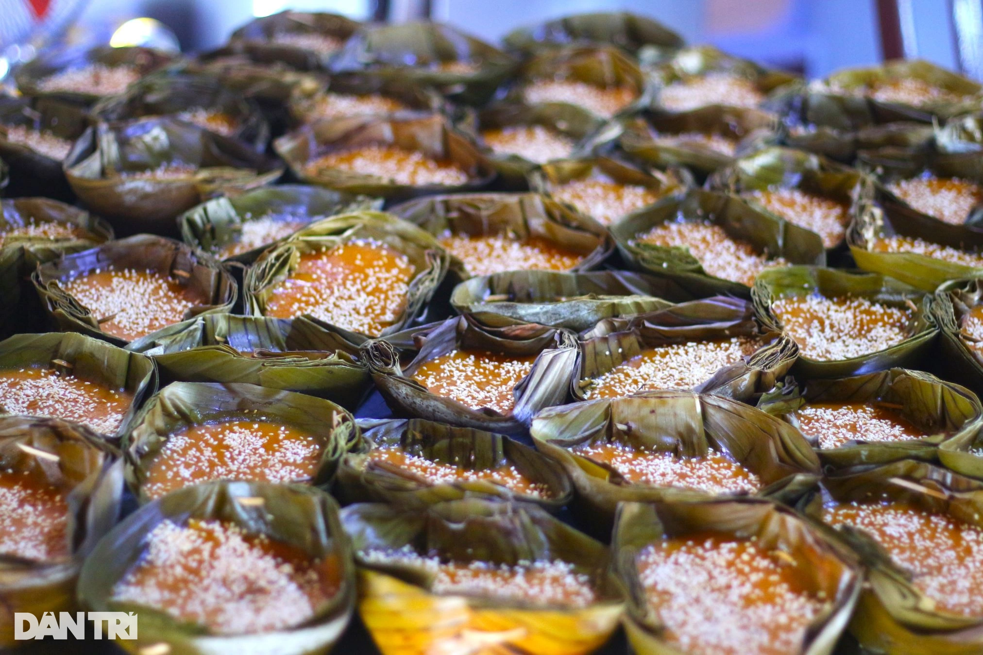 Banh untuk ketuhar yang berusia lebih 100 tahun di Hoi An sedang terbakar untuk persiapan upacara Ong Cong Ong Tao - 3 Lò bánh tổ hơn 100 tuổi ở Hội An đỏ lửa chuẩn bị lễ ông Công ông Táo - 3