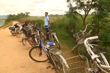 Bình Định: Chòng chành trên những chuyến đò ngang vượt sông tới trường