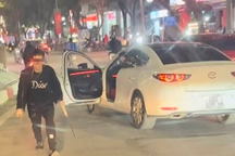 Hà Nội: Nam thanh niên lái Mazda 3, cầm dao quắm chém lốp xe buýt