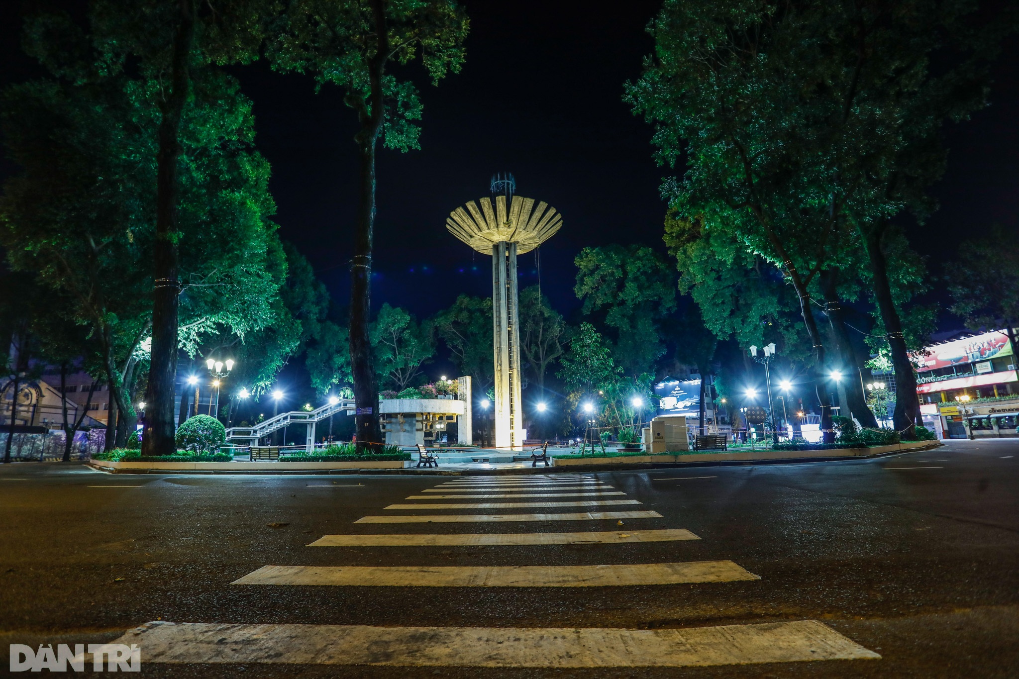 Đường phố Sài Gòn vắng lặng chưa từng thấy sau 18h - 4 Đường phố Sài Gòn vắng lặng chưa từng thấy sau 18h - 4