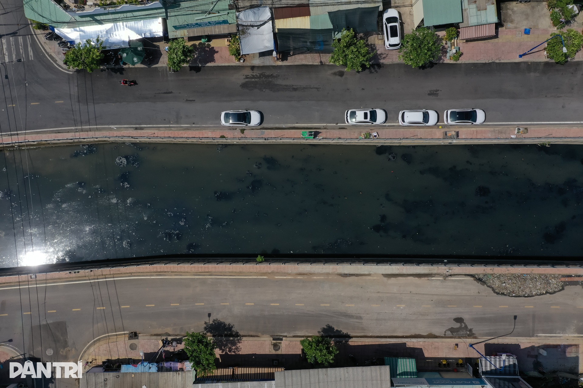 Hàng trăm tấn rác tại Kênh Nước Đen ở TPHCM đã được dọn sạch - 13