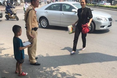 CSGT Hà Nội tìm người thân cho cháu bé bị lạc mẹ