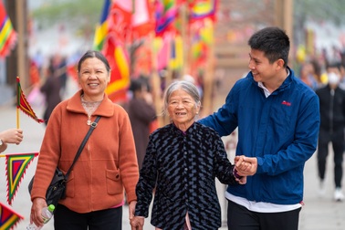 Ngôi chùa lớn nhất Việt Nam đông nghịt người những ngày đầu năm